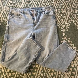 Women’s American Eagle Strigid Mom Jean in 12 Short